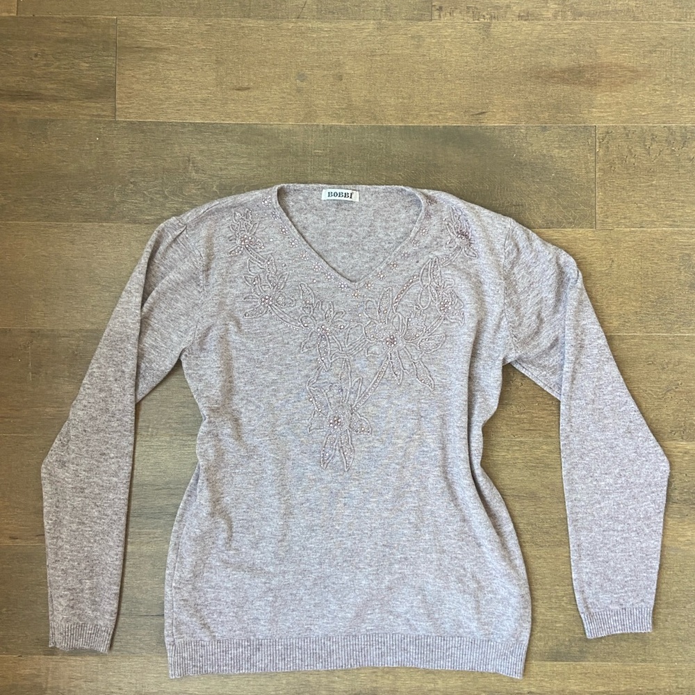 Elegant V-Neck Sweater in Soft Gray